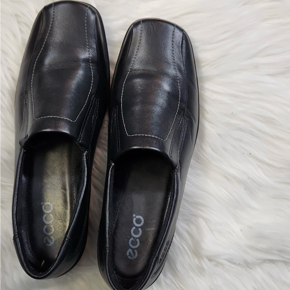 Ecco Light Women’s Black Leather Slip-On Loafer Shoes size 6/6.5 size EU 37 - Picture 1 of 8